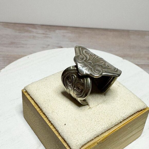 Vintage Spoon Handle Ring Etched Initial Monogram S Size 4 Silver Tone - Picture 4 of 15